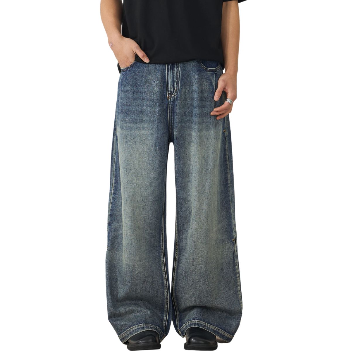 Men's Wide-Leg Pleated Jeans