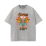 Camiseta con estampado de mariposa descolorida y lavada