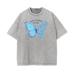 Camiseta con estampado de mariposa descolorida y lavada