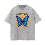 Camiseta con estampado de mariposa descolorida y lavada
