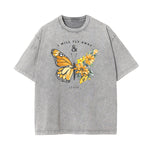 Camiseta con estampado de mariposa descolorida y lavada