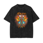 Camiseta con estampado de mariposas y lavado a la piedra