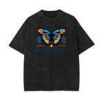 Camiseta con estampado de mariposas y lavado a la piedra